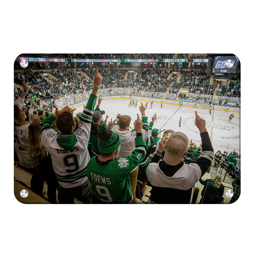 Men's North Dakota Fighting Hawks Green Replica Hockey Jersey